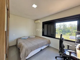 Quarto com cama e janela em imóvel no Brasil.