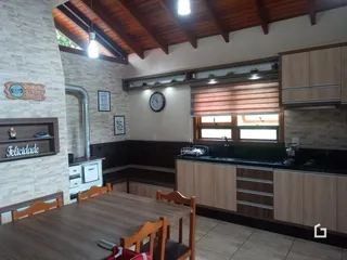 Foto de uma área comum que inclui cozinha e sala de jantar com piso de cerâmica.
