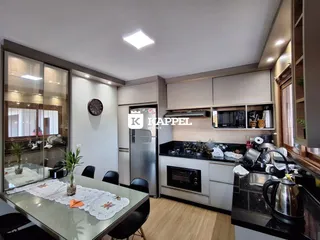 Cozinha moderna com armários e bancadas escuras.