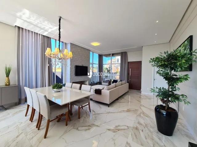 Sala de estar com sofá e mesa de jantar em um imóvel.