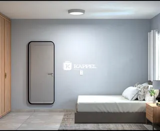 Quarto com cama de casal e parede cinza clara em um imóvel.