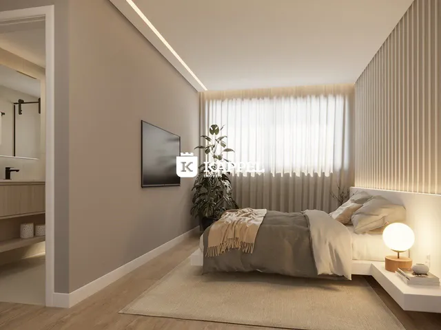 Um quarto com cama e janela com cortinas claras.