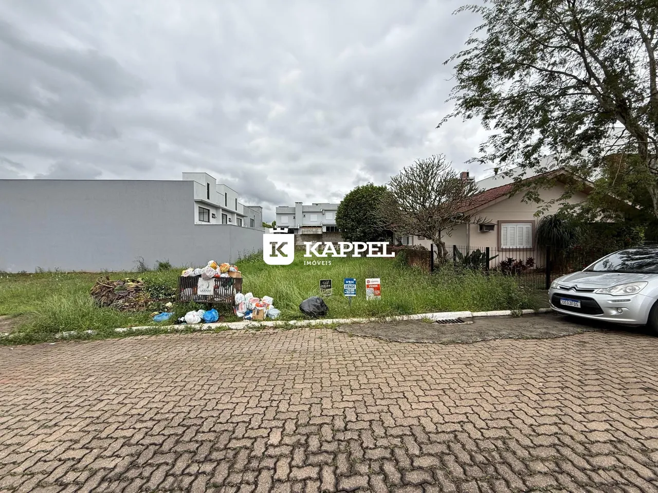 Vista externa da propriedade em Lajeado, Brasil, mostrando o terreno e os edifícios ao fundo.