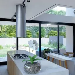 Vista de uma área externa através de grandes portas de vidro em um ambiente interno.