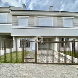 Fachada de uma residência em Lajeado, Brasil, com cerca e portão de metal.