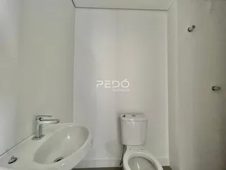 Foto de um banheiro com pia e vaso sanitário em uma residência.