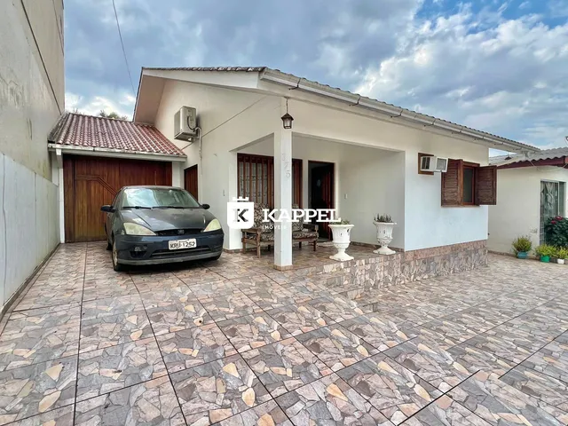 Fachada de uma casa em Lajeado, Brasil, com área externa pavimentada.