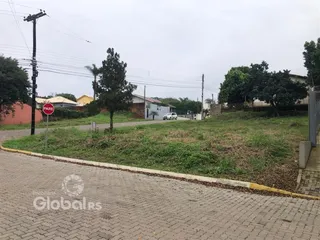 Vista externa de uma propriedade com área gramada e rua em Lajeado.
