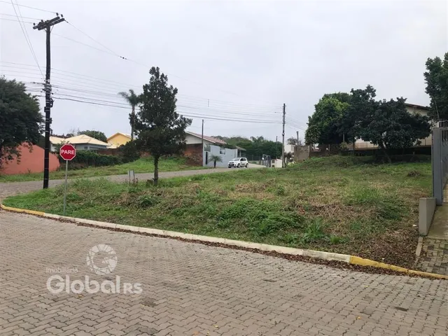 Vista externa de uma propriedade com área gramada e rua em Lajeado.
