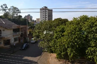 Vista externa de uma propriedade com vegetação densa.