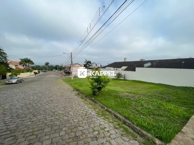 Foto da rua de paralelepípedos em Lajeado, Brasil, mostrando a fachada da propriedade.