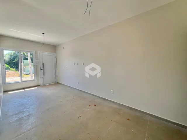 Ambiente interno de uma sala ampla com piso de concreto.