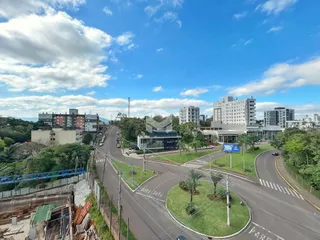 Vista aérea de uma rua com edifícios residenciais e área de construção em Lajeado.
