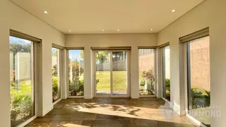 Ambiente interno com piso de madeira e grandes janelas em Lajeado.