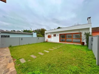 Fachada de uma casa moderna com jardim gramado.