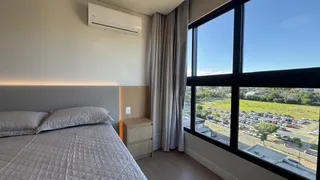Quarto com cama e ar condicionado e janela com vista.