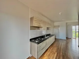 Foto de uma cozinha moderna com armários e bancadas escuras.