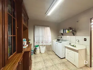 Foto de uma cozinha com armários de madeira e piso de cerâmica.