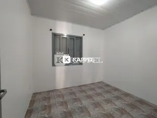 Foto de um cômodo interno com piso de cerâmica e teto branco.
