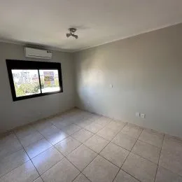 Foto de um cômodo interno com piso de cerâmica e ar-condicionado instalado.