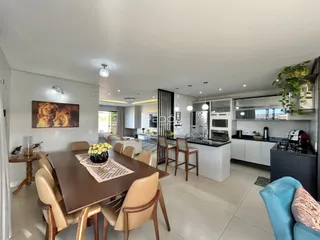 Sala de jantar integrada com cozinha em um imóvel no Brasil.