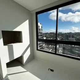 Vista da cidade através de uma grande janela em um ambiente interno.
