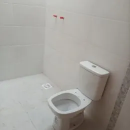 Foto de um vaso sanitário branco em um banheiro.