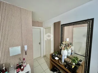 Hall de entrada com parede texturizada e móveis de madeira.