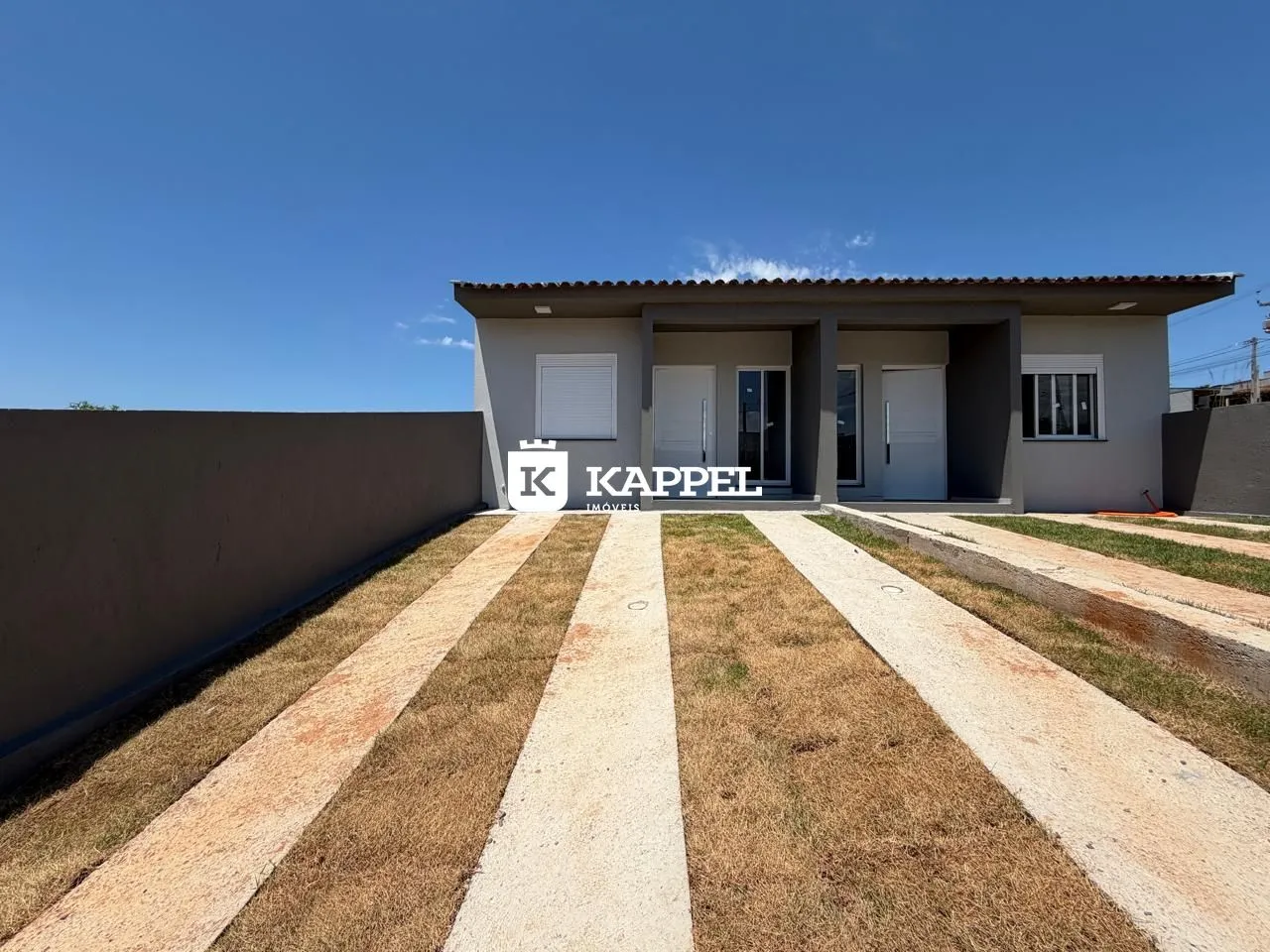 Fachada de uma casa moderna com jardim e caminho de acesso em Lajeado, Brasil.