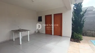 Ambiente interno com paredes brancas e piso de cerâmica.