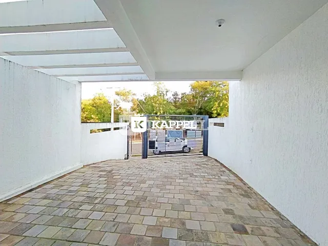 Vista de um pátio pavimentado com blocos de concreto em uma área externa.