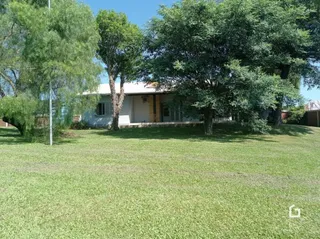 Vista externa de uma casa com gramado e árvores em Lajeado, Brasil.