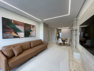 Sala de estar moderna com sofá e decoração contemporânea.