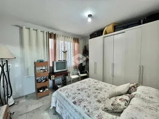 Quarto com cama e armários em um imóvel no Brasil.