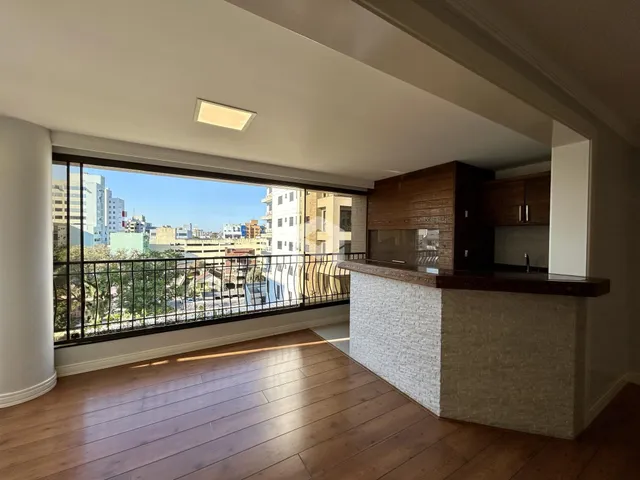 Sala de estar com vista para a paisagem urbana.