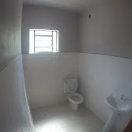Foto interna de um banheiro com janela.