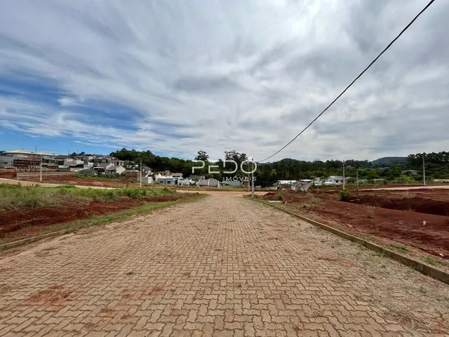 Vista da rua e terreno em Lajeado, Brasil, com casas ao fundo.