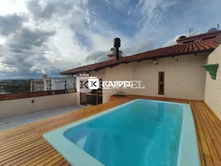 Foto de uma piscina externa com deck de madeira em uma residência.