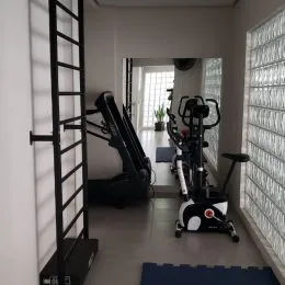 Foto de um ambiente interno com equipamentos de ginástica.
