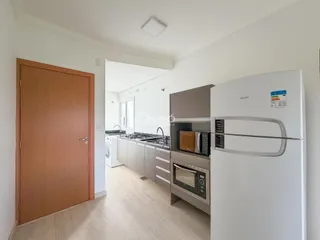 Hall de entrada com vista para a cozinha moderna.