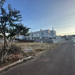 Foto da fachada de um imóvel em Lajeado, Brasil, mostrando uma área externa com vegetação e estrada.