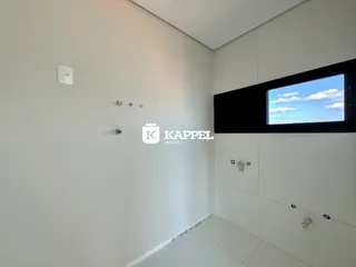 Hall de entrada com paredes brancas e piso de cerâmica.