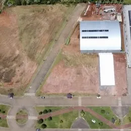Vista externa do terreno com área gramada e estrutura no fundo em Lajeado, Brasil.