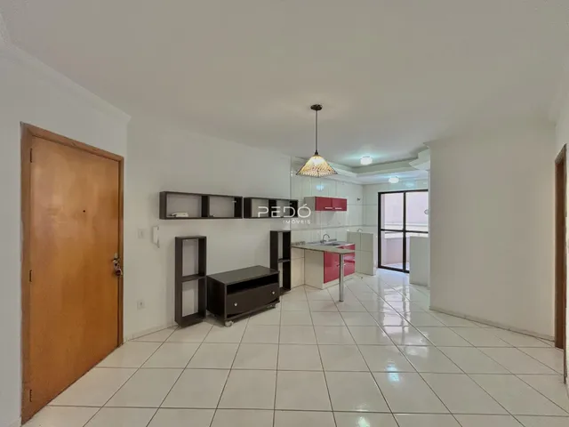 Cozinha moderna com armários e piso cerâmico em um imóvel no Brasil.