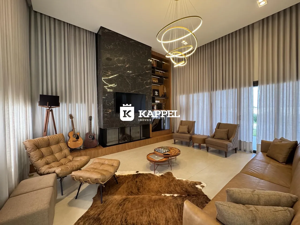 Sala de estar moderna com sofá e lareira em ambiente interno.