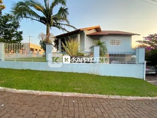 Fachada de uma casa em Lajeado, Brasil, com cerca e gramado na frente.