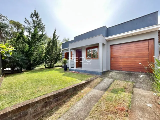 Fachada de uma residência com garagem e jardim em Lajeado, Brasil.