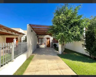 Fachada de uma residência em Lajeado, Brasil, com jardim e caminho de acesso.