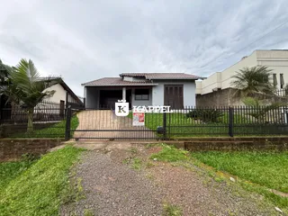 Foto da fachada de uma casa residencial com cerca e jardim em Lajeado, Brasil.