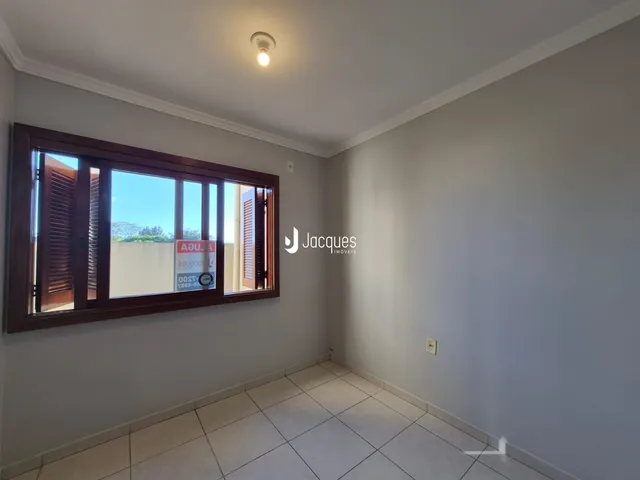 Ambiente interno de uma sala com grande janela.